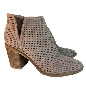 DV by Dolce Vita Perforated Tan Ankle Booties Stacked Heel Side Zip Size 7